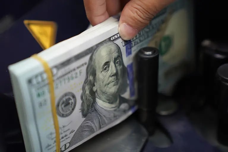 El Gobierno minimiza la relevancia del dólar blue dfd
