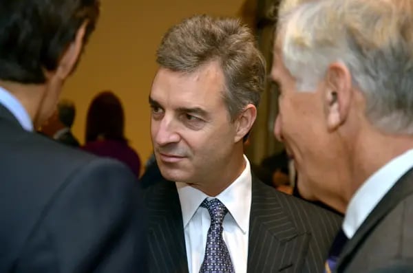 Dan Loeb (centro), fundador e CEO do Third Point, em rara foto em evento em Nova York (em 2013): reduziu da exposição ao short selling (Foto: Amanda Gordon/Bloomberg)