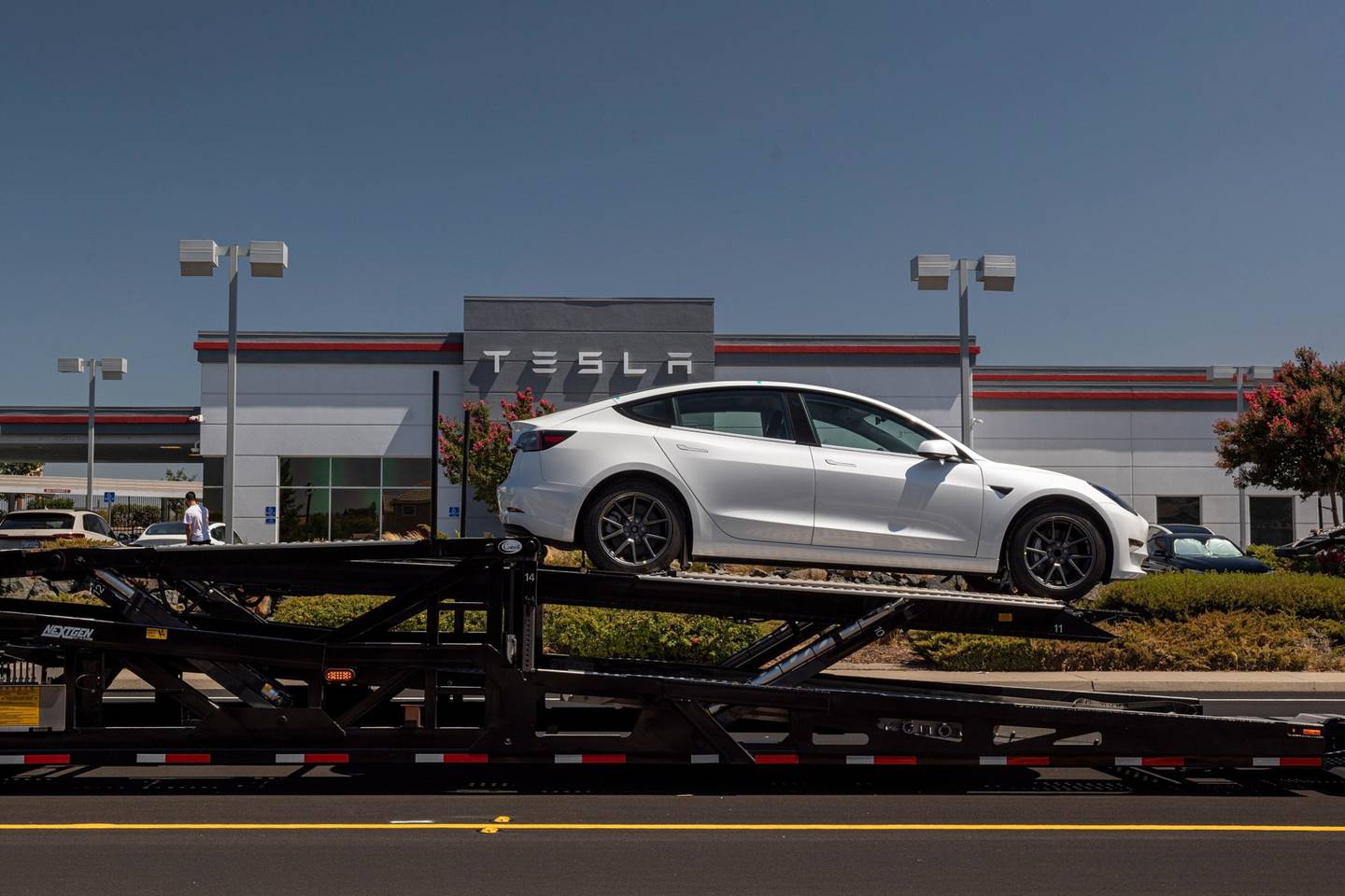 Un vehículo Tesla Model 3 en un portavehículos frente a una tienda en Rocklin, California, EE.UU,, el miércoles 21 de julio de 2021. Fotógrafo: David Paul Morris/Bloomberg