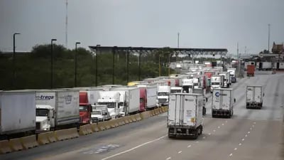 Camiones viajan a través del Puente Internacional del Comercio Mundial en Laredo, Texas, Estados Unidos, el lunes 10 de junio de 2019.