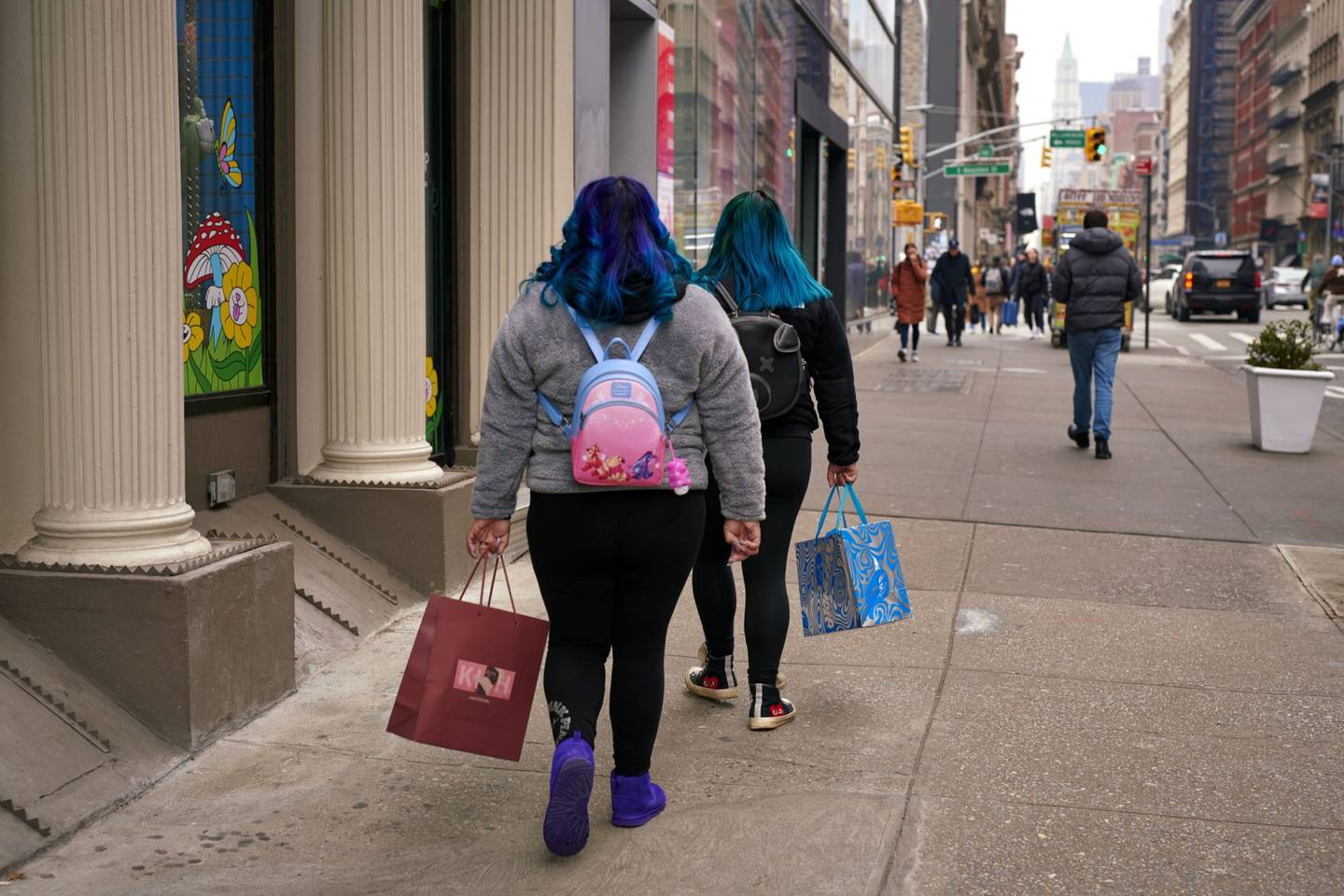 Peatones llevan bolsas de la compra en el barrio SoHo de Nueva York, EE.UU., el domingo 26 de febrero de 2023.