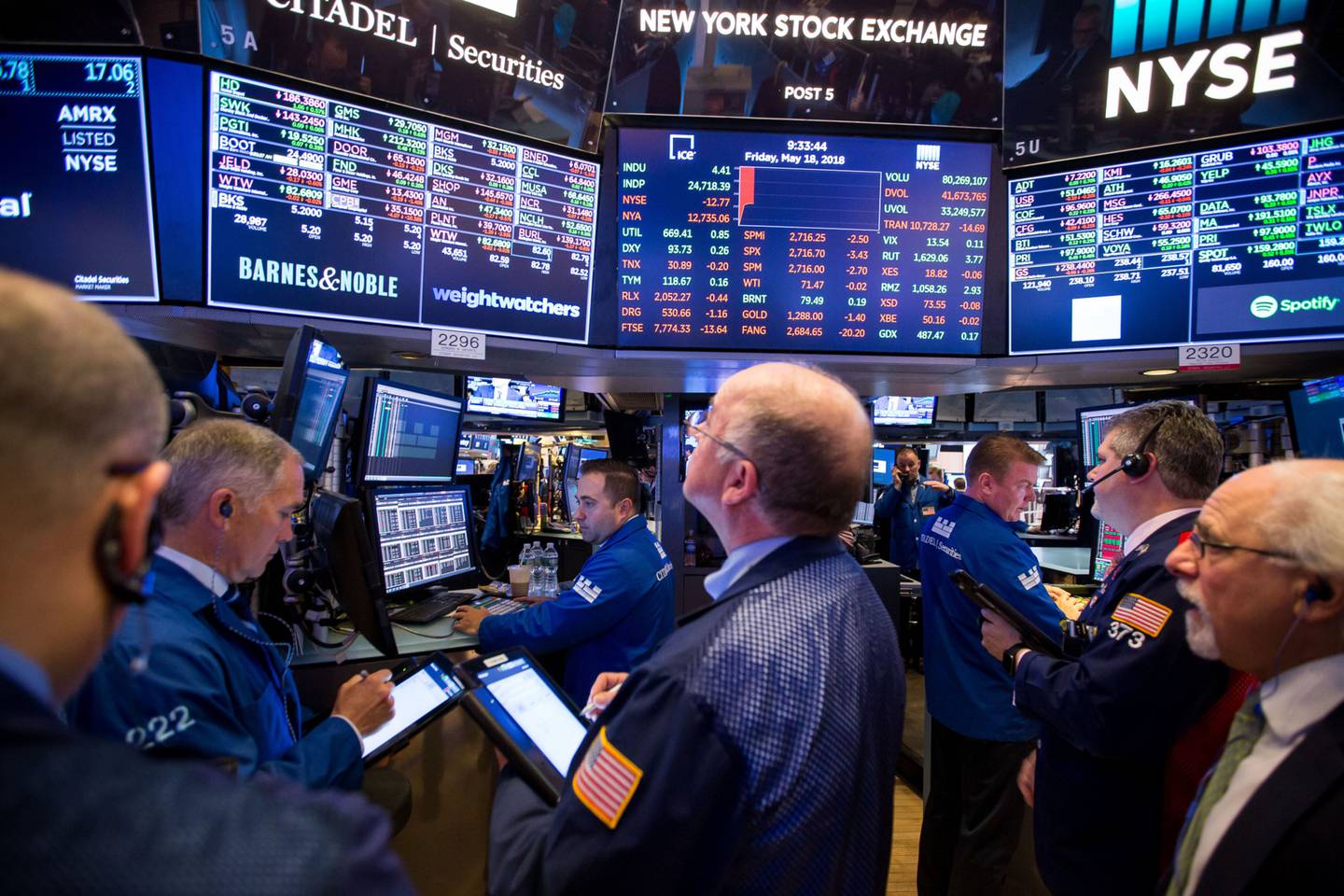 Operadores en el piso de remates de la Bolsa de Valores de Nueva York (NYSE) en Nueva York, Estados Unidos, el viernes 18 de mayo de 2018.