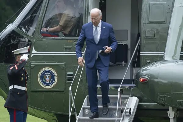 El presidente de los Estados Unidos, Joe Biden, sale del Marine One tras llegar a Washington, D.C., Estados Unidos, el martes 14 de junio de 2022.