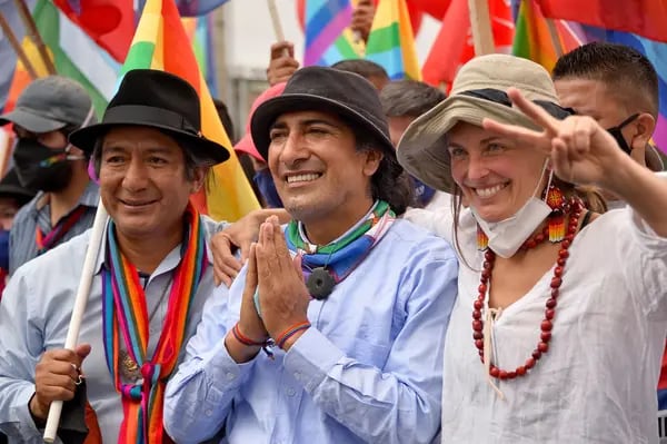 Yaku Pérez, centro, su pareja Manuela Picq, derecha, y el líder indígena Salvador Quispe, durante la campaña presidencial de 2021. Foto: Rodrigo Buendía/AFP/Getty Images.