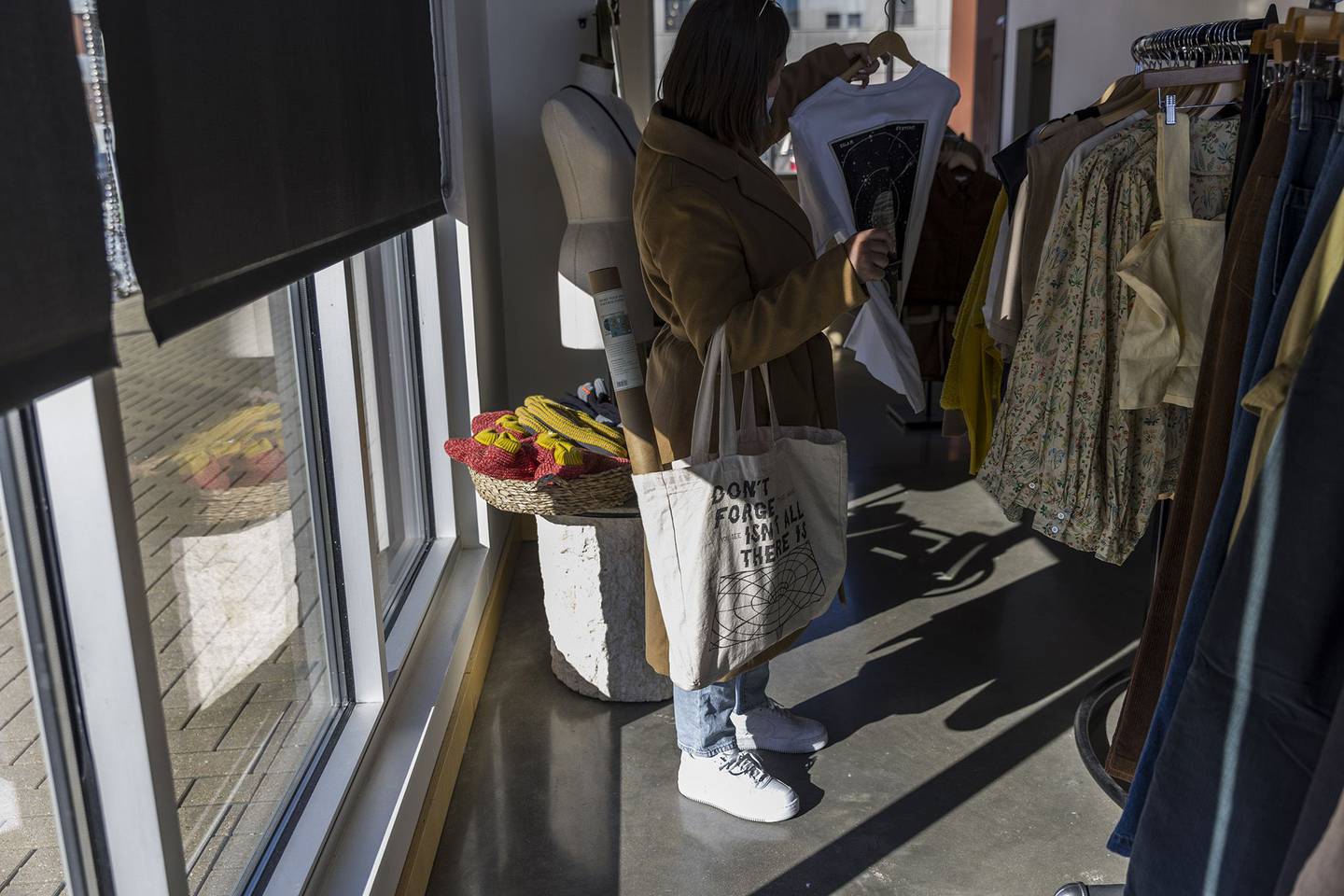 Una compradora dentro de una tienda de ropa de mujer en el barrio de East Village de Des Moines, Iowa. Fotógrafo: Kathryn Gamble/Bloomberg