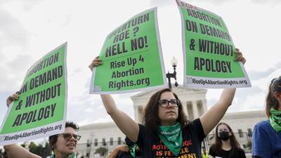 Suprema Corte dos EUA reverte decisão sobre direito ao aborto após 50 anosdfd
