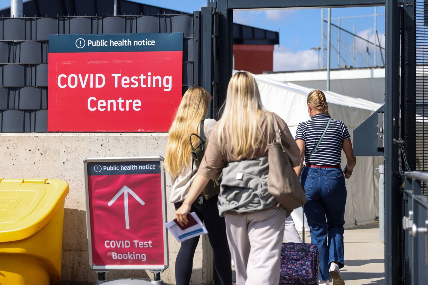 Pasajeros entran al centro de pruebas de Covid-19 en el aeropuerto de Londres Luton, Reino Unido, el miércoles 4 de agosto de 2021.