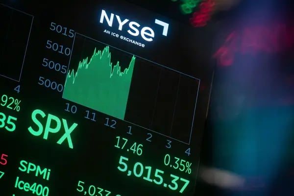 Un monitor muestra el índice S&P 500 cruzando 5000 en el parqué de la Bolsa de Nueva York (NYSE) en Nueva York, EE.UU., el viernes 9 de febrero de 2024.
