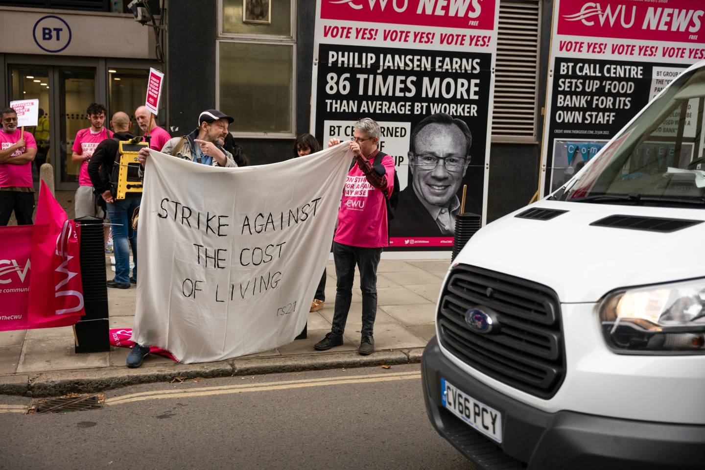 Trabajadores del Grupo BT en huelga protestan por el elevado costo de la vida en Londres, el 1 de agosto.