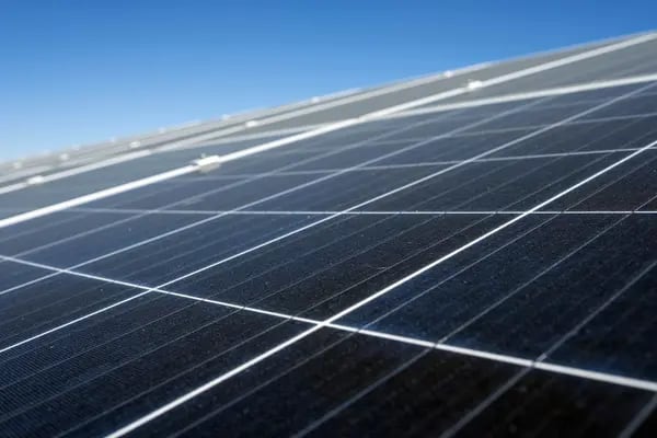 Celdas fotovoltaicas en un panel solar en el centro Monte das Flores operador por EDP-Energías.