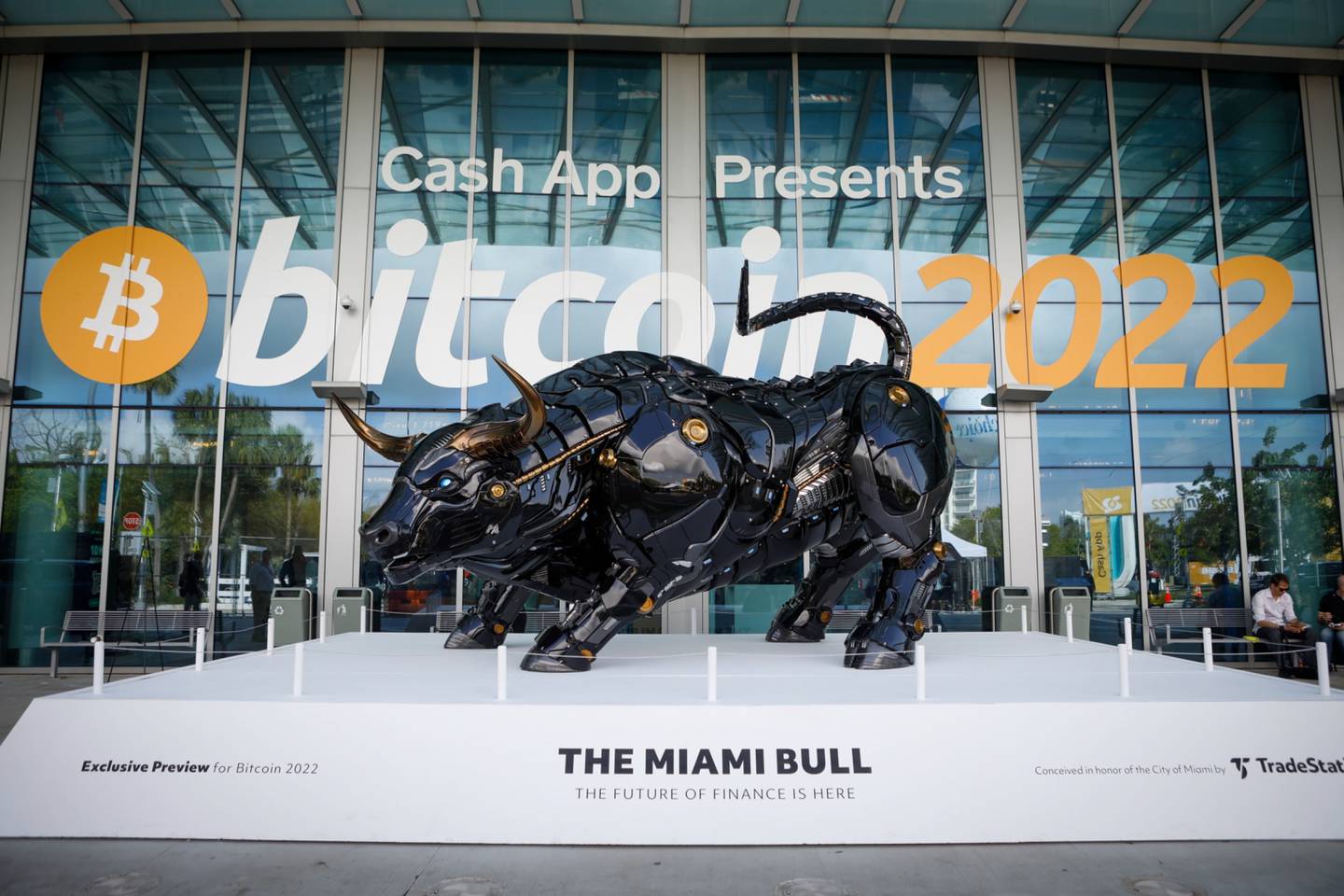 El Toro de Miami, una estatua de 4 metros y 1.360 kilos de peso, en el exterior del Centro de Convenciones de Miami Beach durante la conferencia Bitcoin 2022.