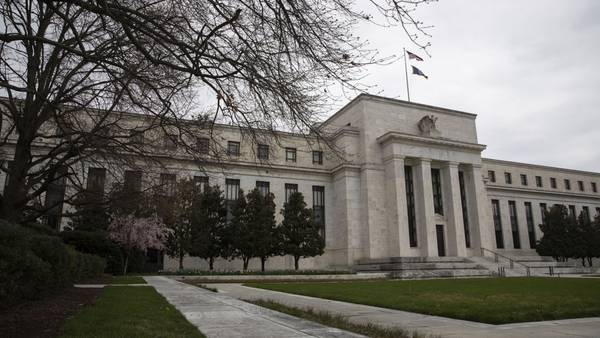 Pasadas las alzas de tasas de la Fed, los operadores apuestan a recortes en 2023dfd