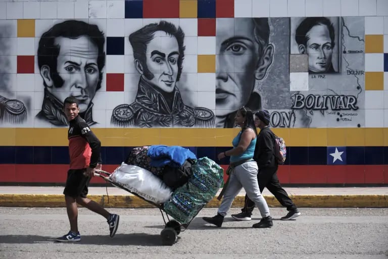 Los peatones cruzan el puente internacional Francisco de Paula Santander mientras se reabre cerca de la frontera con Colombia en Táchira, Venezuela, el domingo 7 de agosto de 2022.dfd