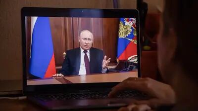 Una persona mira el discurso de Putin en Rusia