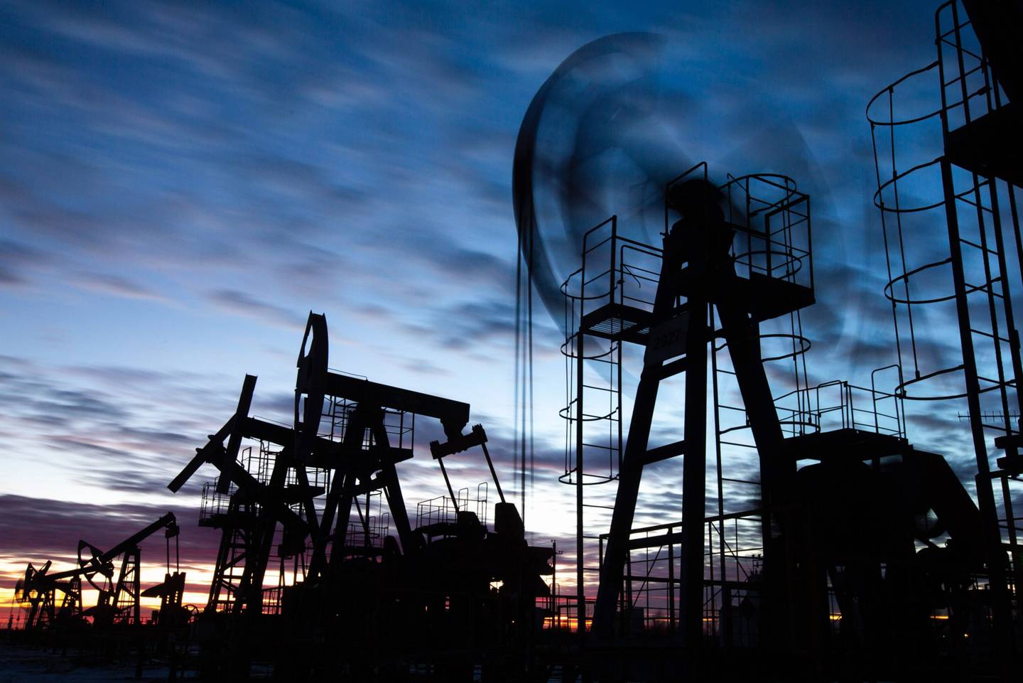 Petróleo avança com crise no setor e demanda aquecida
