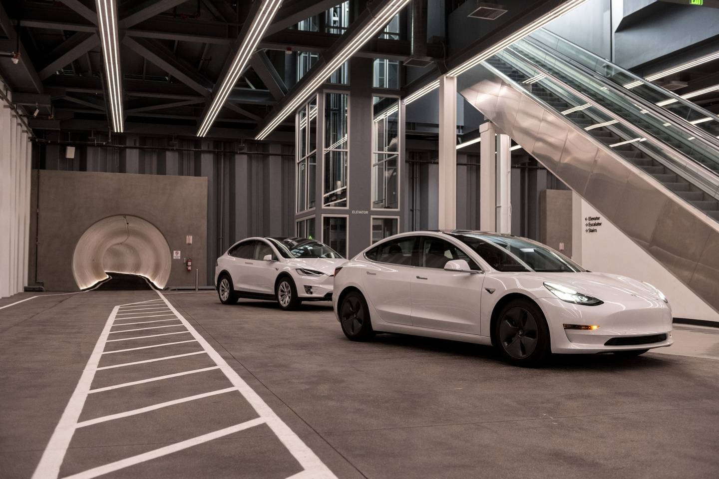 Vehículos eléctricos de Tesla Inc. estacionados durante un recorrido por el Boring Convention Center Loop en Las Vegas, en abril de 2021.