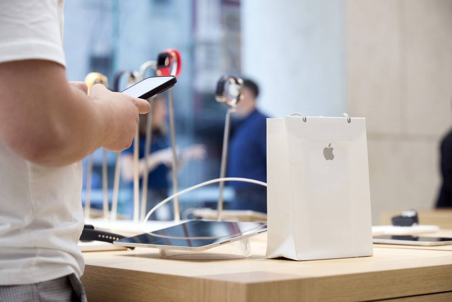 Imagen de un iPhone 14 Pro en una tienda de Apple