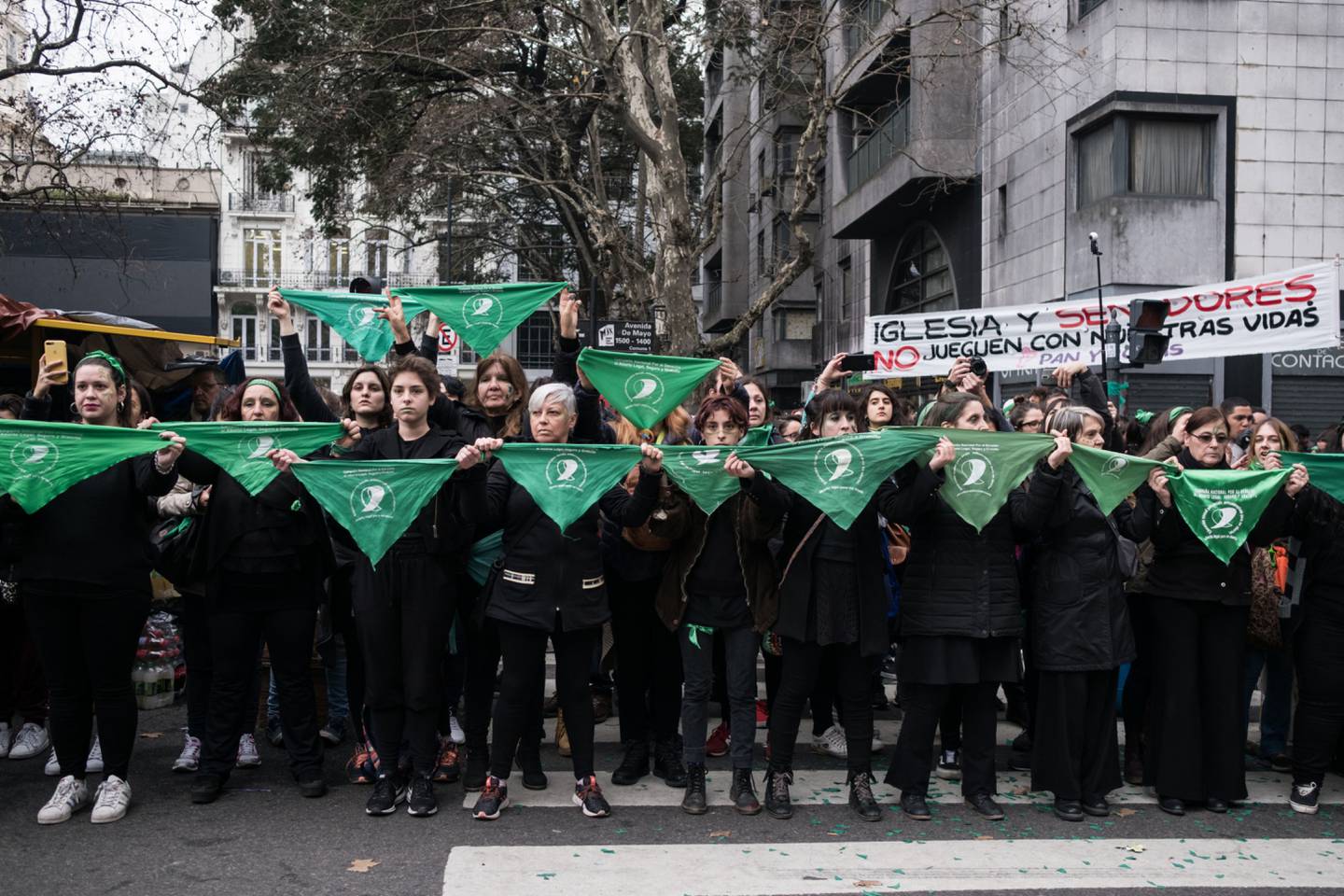 Manifestantes a favor del aborto sostienen pañuelos verdes durante una protesta frente al edificio del Congreso Nacional en Buenos Aires, Argentina, el miércoles 8 de agosto de 2018. Fotógrafo: Erica Canepa/Bloomberg