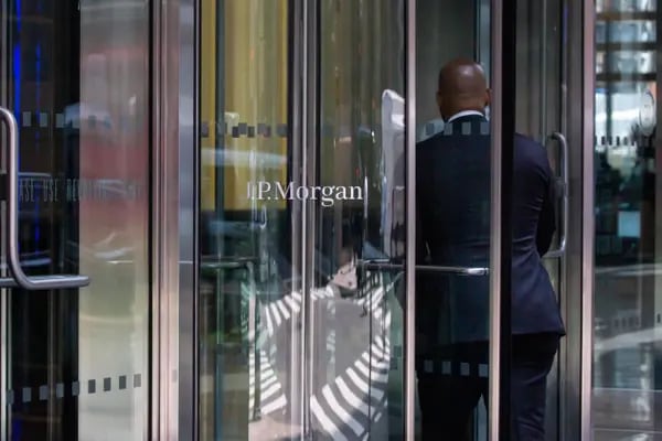 Un oficinista entra en la sede de JPMorgan Chase & Co. en Wall Street, Nueva York, Estados Unidos, el jueves 22 de julio de 2021.