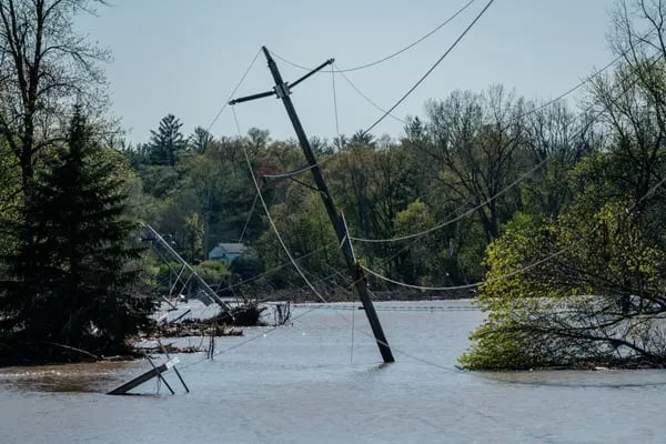 Las aguas de la inundación rodean un poste de teléfono en Michigan, EE. UU. Fotógrafo: Sean Proctor / Bloomberg