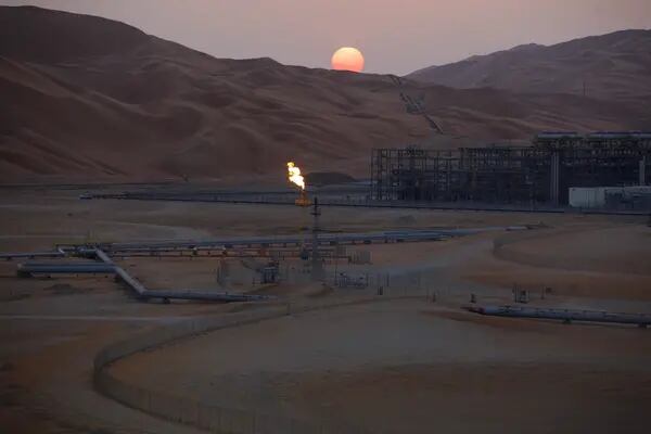 Una llama arde desde una chimenea en la instalación de procesamiento de petróleo en el campo petrolífero Shaybah de Saudi Aramco en el desierto de Rub' Al-Khali, también conocido como el "Barrio Vacío", en Shaybah, Arabia Saudita, el martes 2 de octubre de 2018.