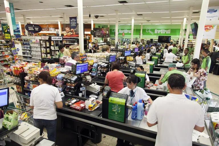 Consumidores estão concentrando compras no início do mês para aproveitar chegada do salário e indo menos vezes ao supermercado (Foto: Marcos Issa/Bloomberg)dfd