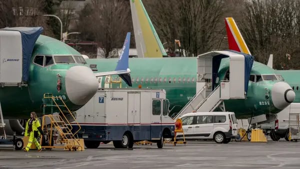 Boeing 737 Max: companhias aéreas e reguladores adotam medidas após acidente nos EUAdfd
