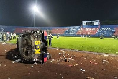 Tragedia en Indonesia: se reportan 127 muertos por disturbios en partido de fútboldfd