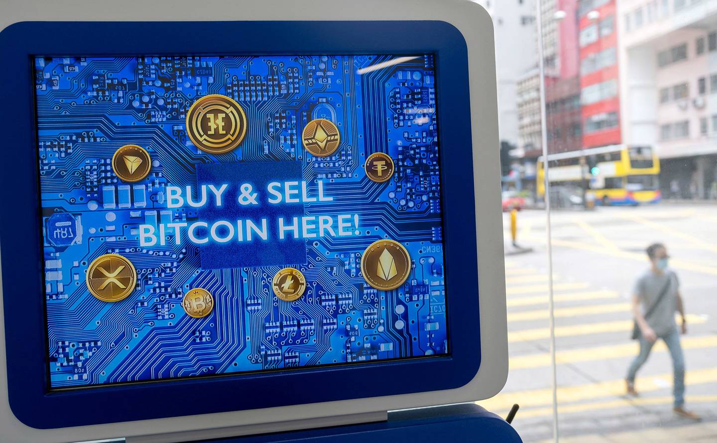 Una pantalla en la que se lee "¡Compre y venda Bitcoin aquí!" en un cajero automático de criptomonedas en la tienda de divisas digitales Hong Kong Digital Asset Exchange Ltd. en Hong Kong.