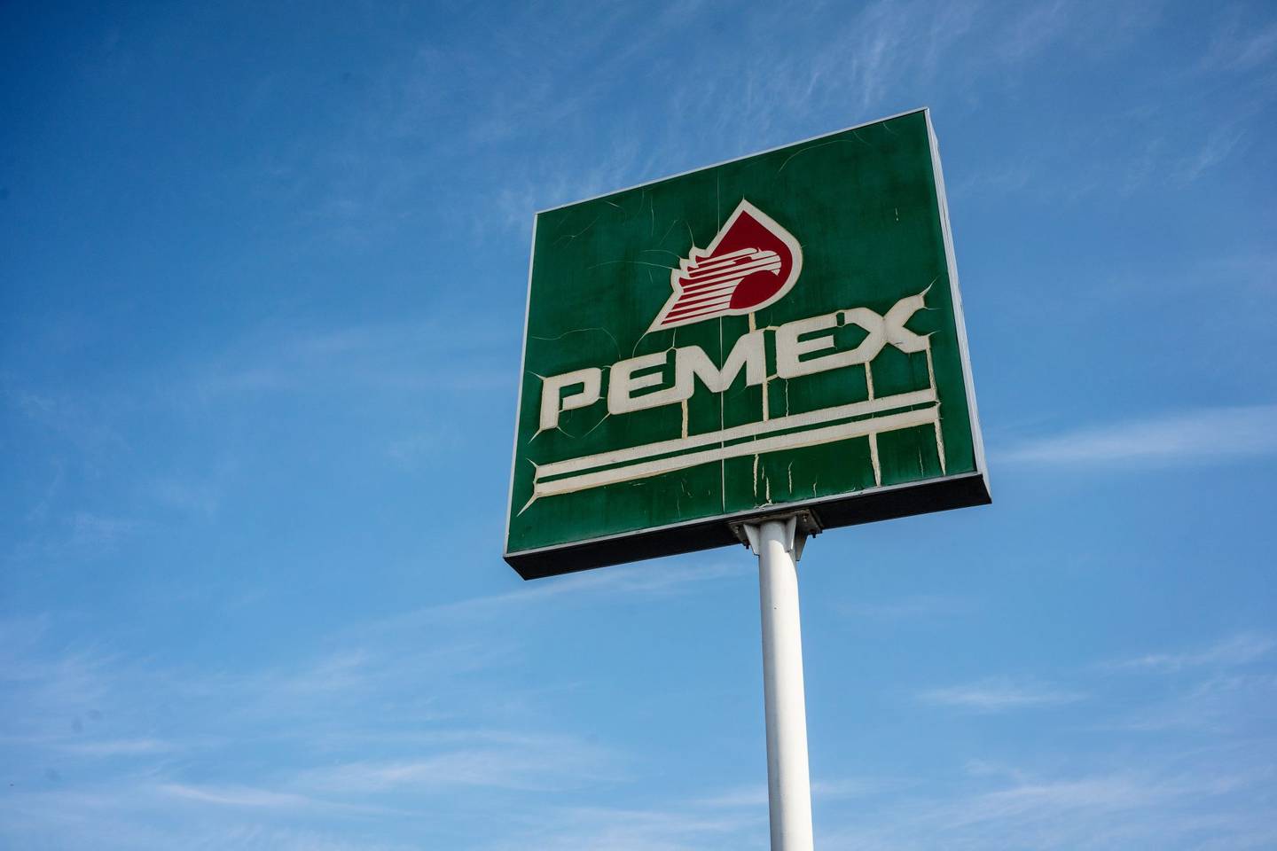 Un letrero afuera de una gasolinera de  Petróleos Mexicanos (Pemex) en Tepic, Nayarit.