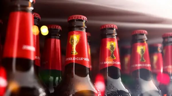 Cómo la prohibición de cerveza en estadios del mundial afecta a AB Inbev y a Ambevdfd