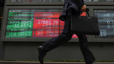 Bolsas de Asia y futuros de EE.UU. caen tras las pérdidas en Wall Streetdfd