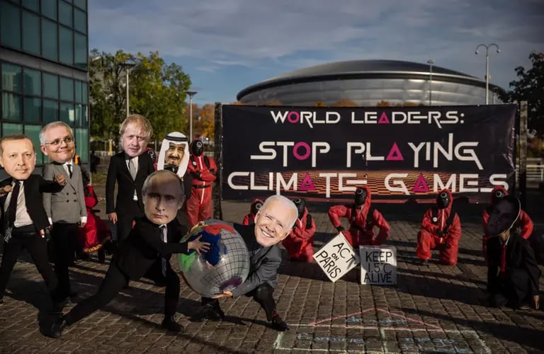 Activistas del cambio climático del Equipo de Acciones de Glasgow, con máscaras que representan a líderes mundiales, en una manifestación con el tema del "Juego del Calamar" durante la la COP26 en Glasgow, Reino Unido.dfd