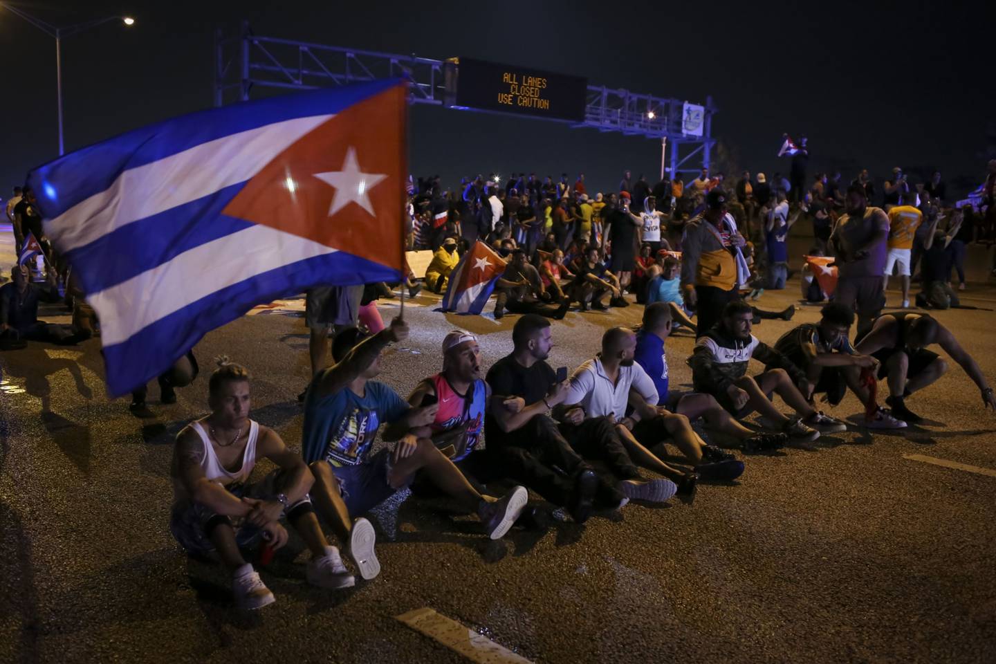 Los manifestantes se reúnen durante una protesta de 'Rally por Cuba' en Miami, Florida, luego de que estallaran protestas contra el gobierno en la isla mientras miles de personas denunciaban el aumento de los precios, la falta de productos básicos y frecuentes apagones. Fotógrafo: Marco Bello / Bloomberg