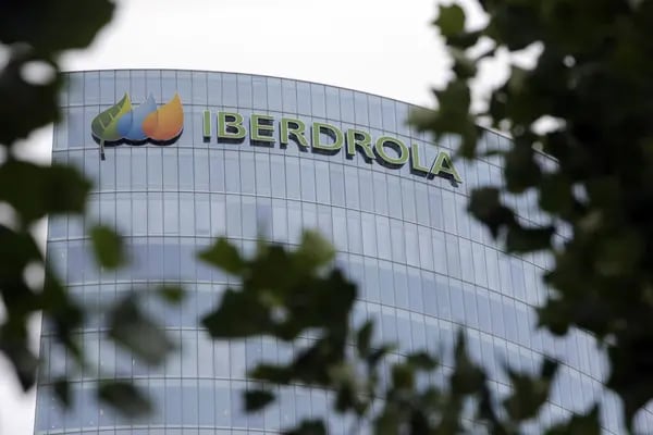 El logo de Iberdrola afuera de sus oficinas centrales en Bilbao, España.