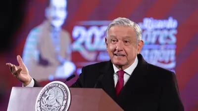 Andrés Manuel López Obrador dijo que seguirá trabajando durante su convalecencia y que sus síntomas son menos que antes.