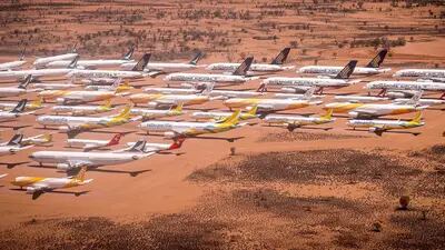 Frota de aviões estacionada no deserto de Alice Springs, na Austrália
