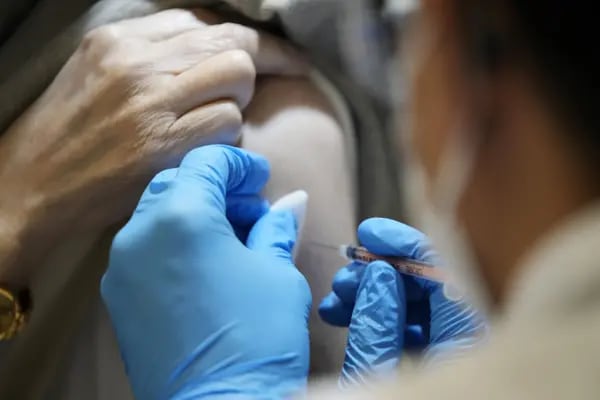 Un trabajador de salud administra una inyección de refuerzo de la vacuna Moderna contra el Covid-19 en un centro de vacunación masiva en Tokio, Japón, el lunes 31 de enero de 2022.