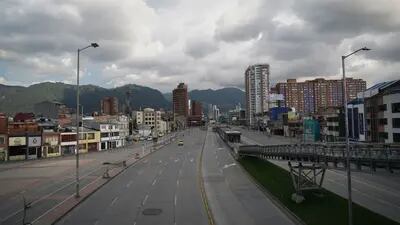La Avenida El Dorado está vacía en Bogotá, Colombia, el martes 14 de abril de 2020.