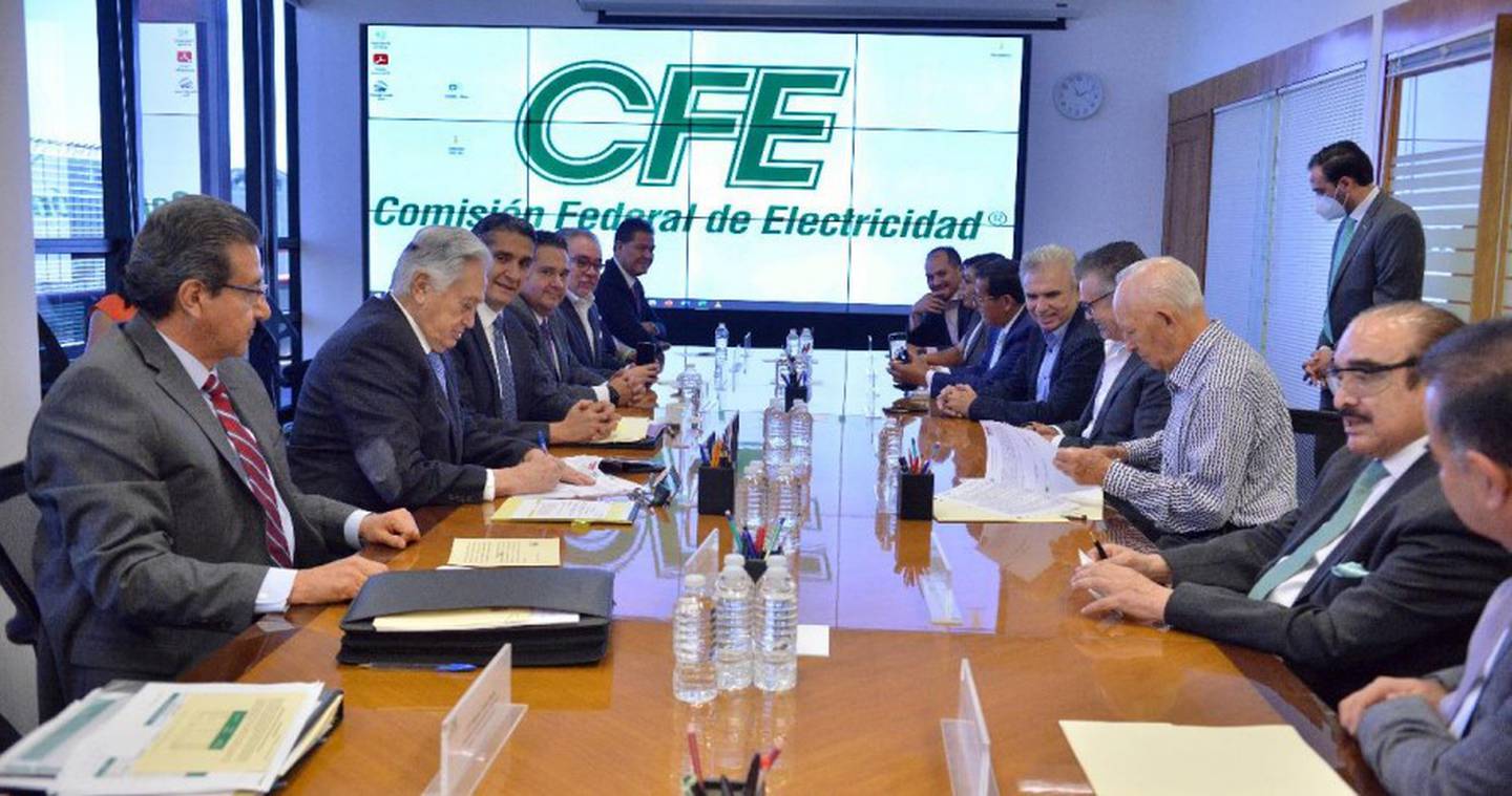 Directivos de Comisión Federal de Electricidad y representantes del Sindicato Único de Trabajadores Electricistas de la República Mexicana (SUTERM) durante la firma del contrato colectivo de trabajo 2022-2024. (Cortesía: CFE)