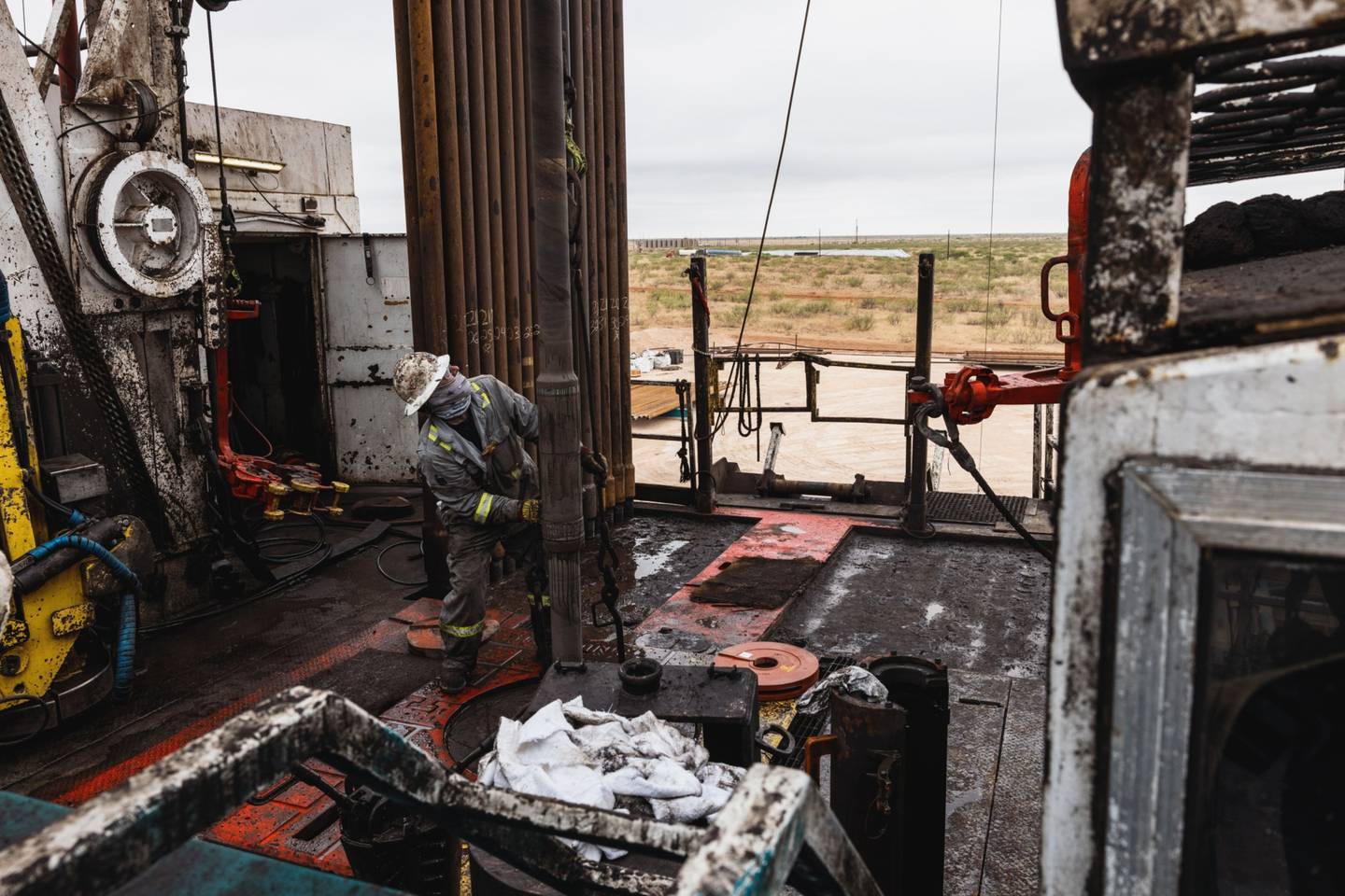Un trabajador perfora en busca de petróleo en los terrenos que el Sistema de la Universidad de Texas gestiona en Andrews, Texas, Estados Unidos, el jueves 2 de junio de 2022.