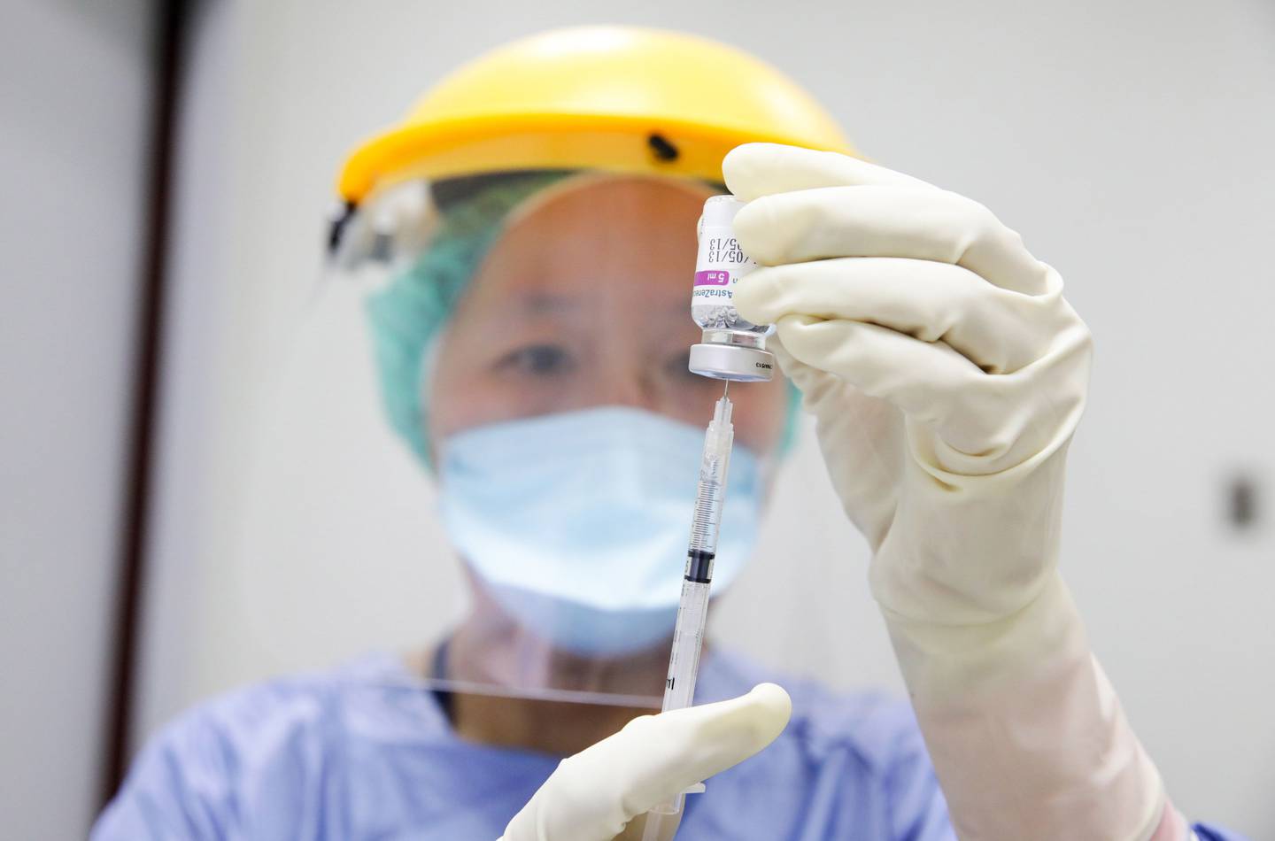 Una enfermera con equipo protectivo (PPE) prepara una dosis de  AstraZeneca Plc de la vacuna contra Covid-19 en Chang Gung Memorial Hospital en Taipei, Taiwan, el jueves 13 de mayo, 2021, Fotógrafo: Bloomberg/Bloomberg