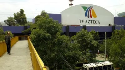 Un hombre cruza un puente peatonal cerca de las oficinas de TV Azteca, la segunda cadena televisiva más grande de México.