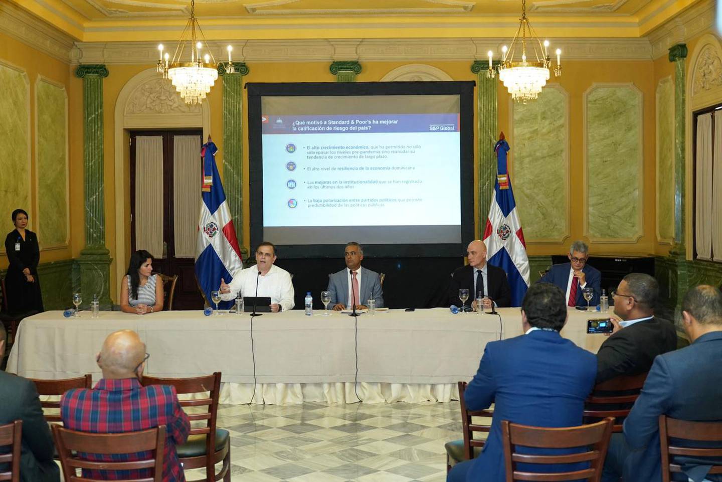El ministro de Economía, Planificación y Desarrollo, Pável Isa resaltó que la subida de la calificación se da luego de que Standard & Poor’s mejorara la perspectiva de República Dominicana, cuando la pasó de negativa a estable.dfd