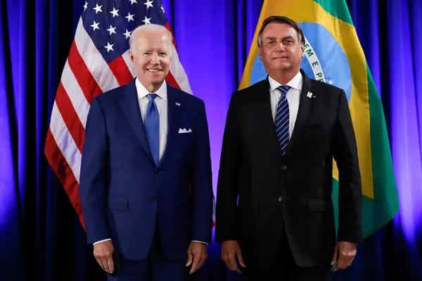 El presidente de Brasil, Jair Bolsonaro, junto al presidente de EE.UU., Joe Biden