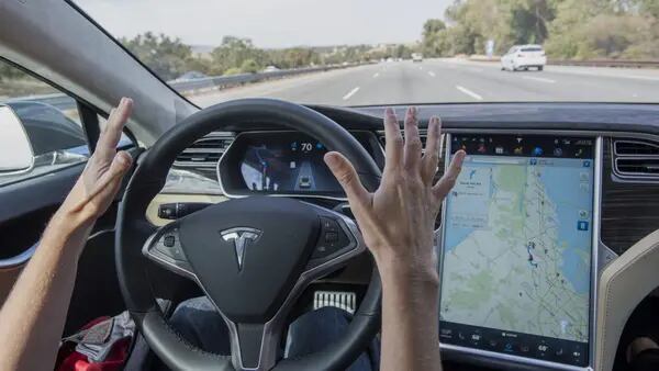 Piloto automático de Tesla se enfrenta al escrutinio por un accidente mortaldfd