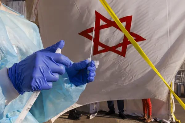 Un trabajador de salud prepara una muestra de hisopo para la prueba rápida de antígeno de Covid-19, en el centro de pruebas del Magen David Adom en el distrito Park Hayarkon de Tel Aviv, Israel, el jueves 6 de enero de 2022.