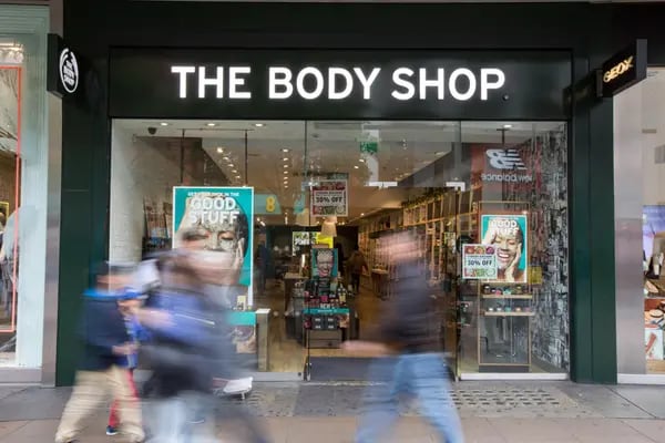 Peatones pasan por delante de una sucursal de The Body Shop, operada por L'Oreal SA, en el centro de Londres, Reino Unido, el lunes 24 de abril de 2017.