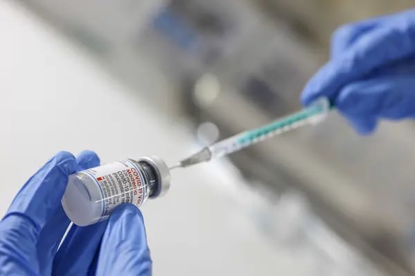 Empresa também trabalha em uma vacina específica para a ômicron, que planeja começar a testar em humanos no início do próximo ano