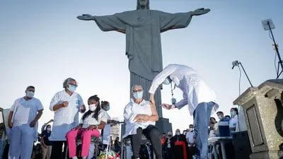 Trabajador de la salud administra una dosis de la vacuna de Sinovac Biotech Ltd. contra el coronavirus, en la estatua del Cristo Redentor en Río de Janeiro, Brasil.